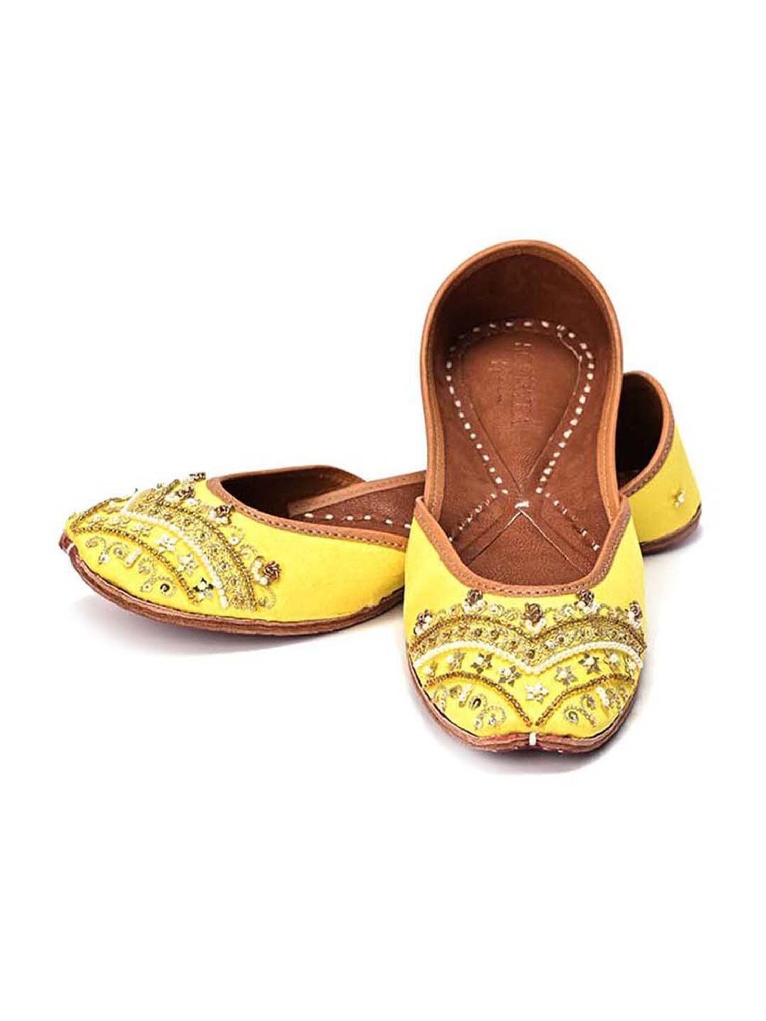 Scentra Women's Yellow Ethnic Juttis