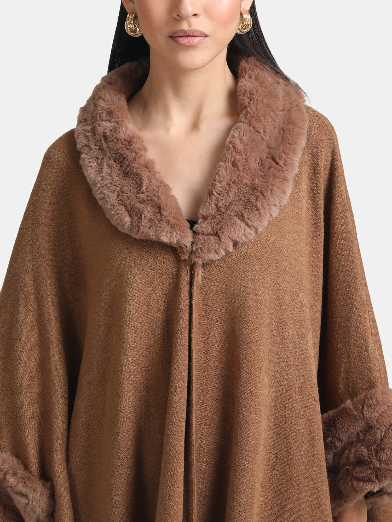 Kazo Cape With Fur Detail