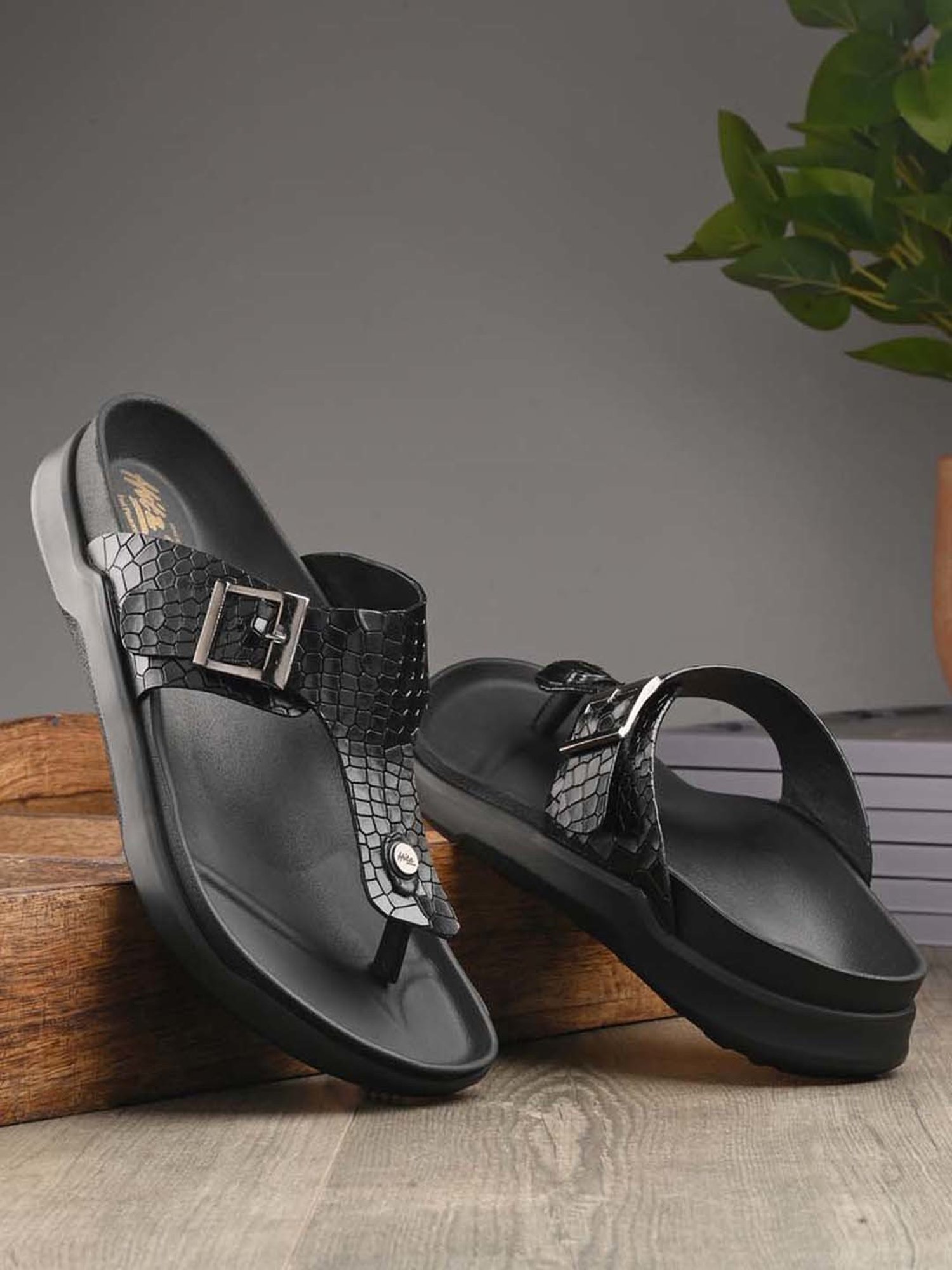 Hitz Men's Black T-Strap Sandals