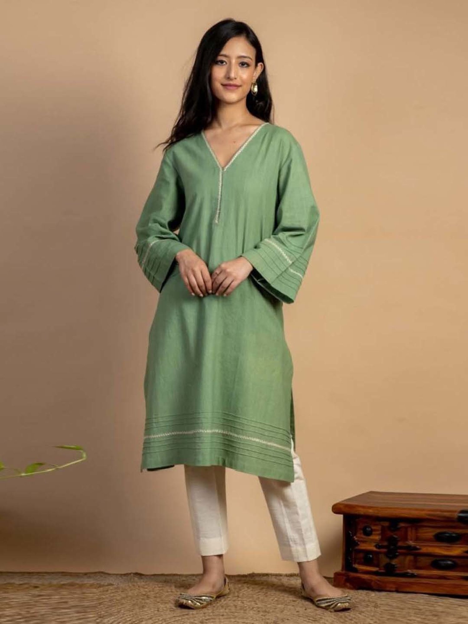 Mushio Green Bhakti Hand Embroidered Handwoven Cotton Kurta