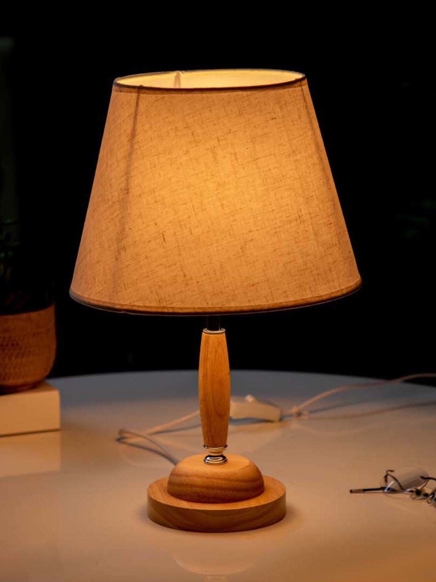 The Decor Kart White Wood Paarl Table Lamp