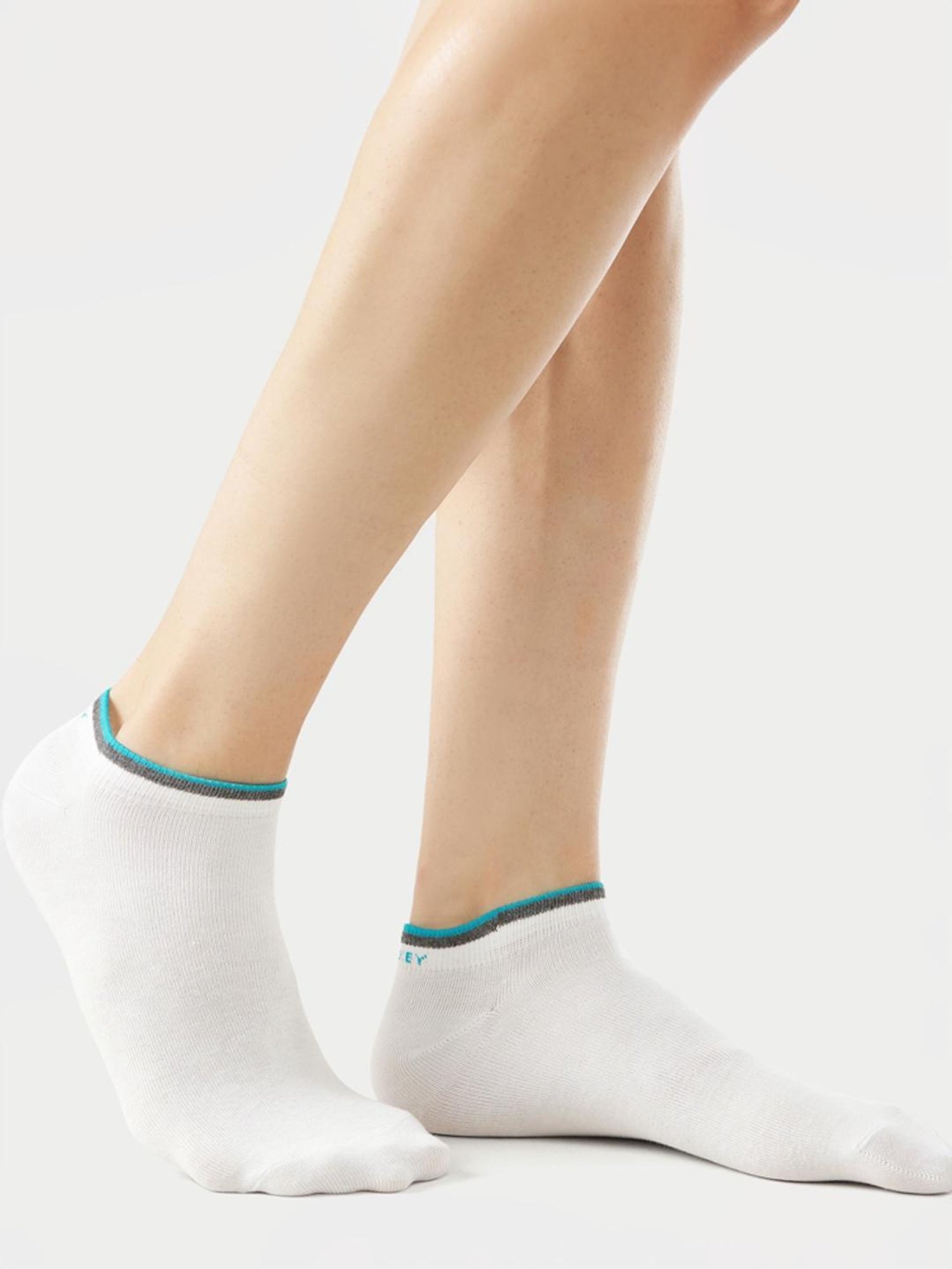 Jockey 7052 White Cotton Crew Length Socks with Stay Fresh Treatment - Pack of 2 (Pattern May Vary)