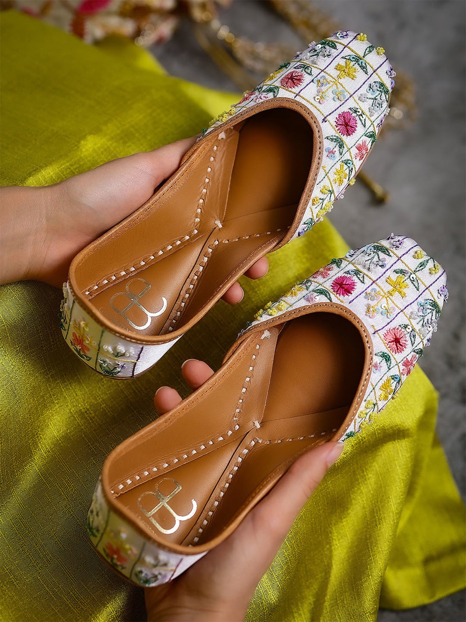 Glam Story Women's Masakali White Ethnic Juttis