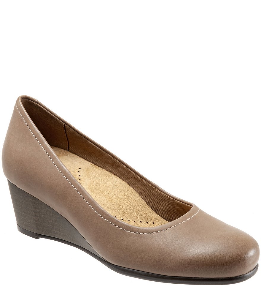 Trotters Winnie Leather Wedge Pumps