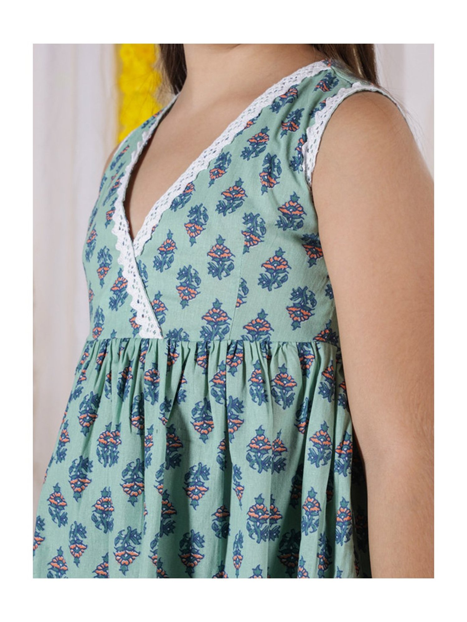 NEUDIS Girls Mint Green Floral Print Kurta, Trousers with Potli Bag