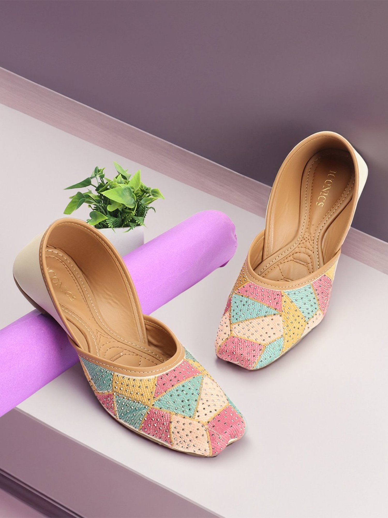 Iconics Women's Cream Ethnic Juttis