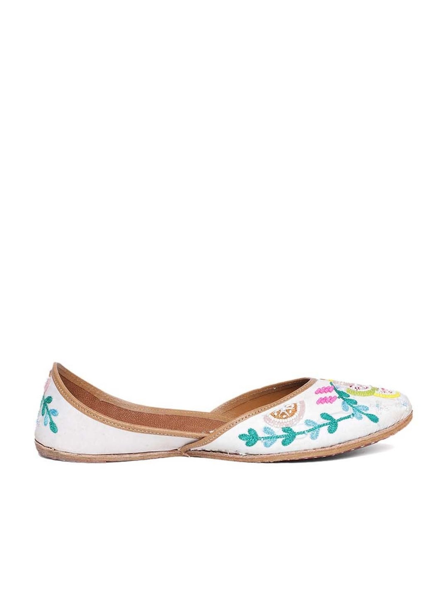 Glam Story Women's White Ethnic Juttis