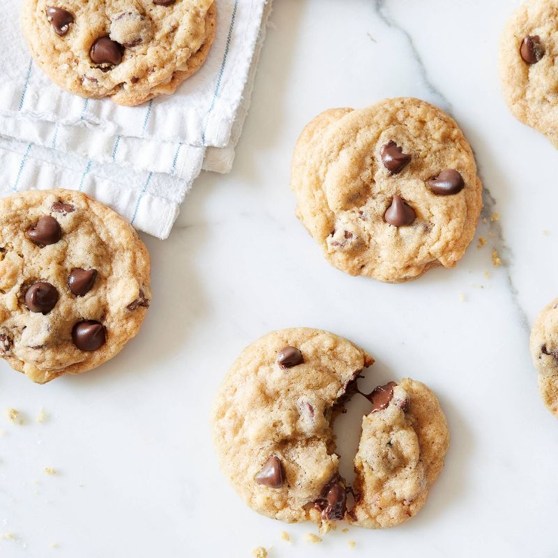 Pillsbury Big Deluxe Chocolate Chip Cookie Dough with Hershey's Mini Kisses - 16oz/12ct