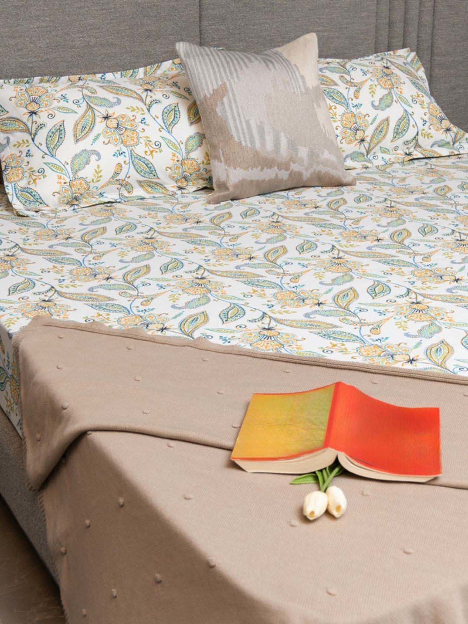 Urban Space Multicolor Cotton 200 TC Iris King Fitted Bedsheet with 2 Pillow Covers