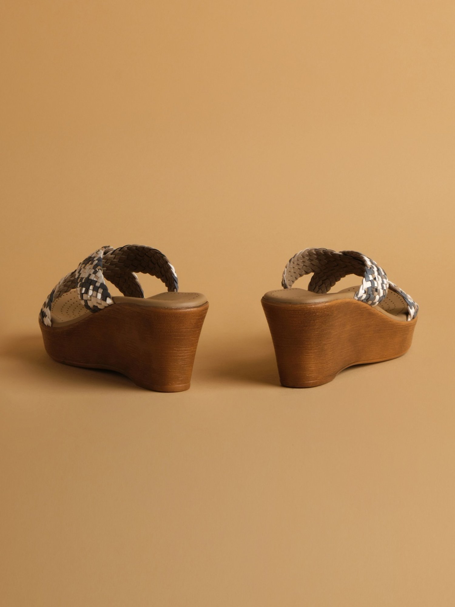 Eridani Women's Jovi White Cross Strap Wedges