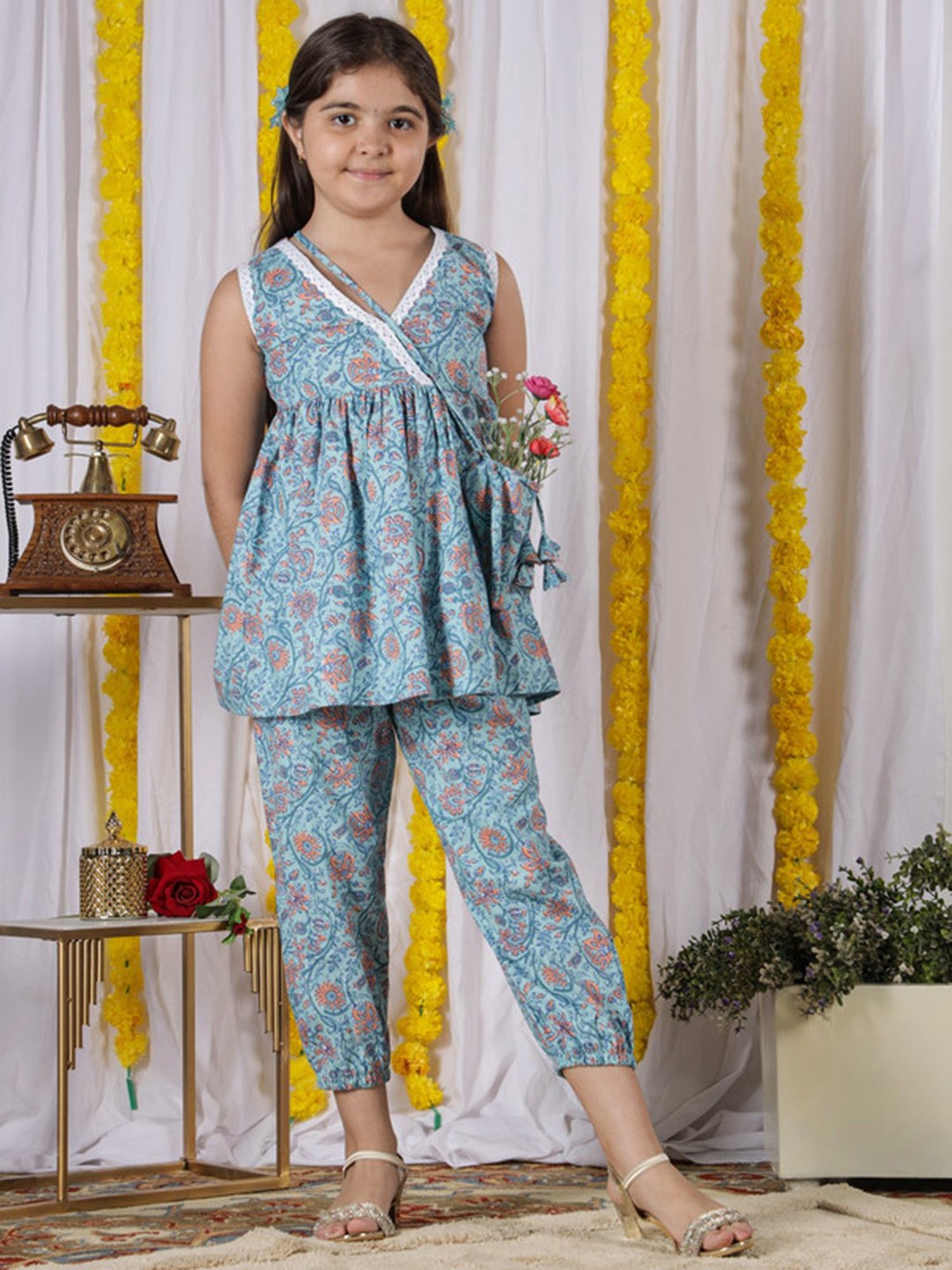 NEUDIS Girls Blue & Peach Floral Print Kurta, Trousers with Potli Bag