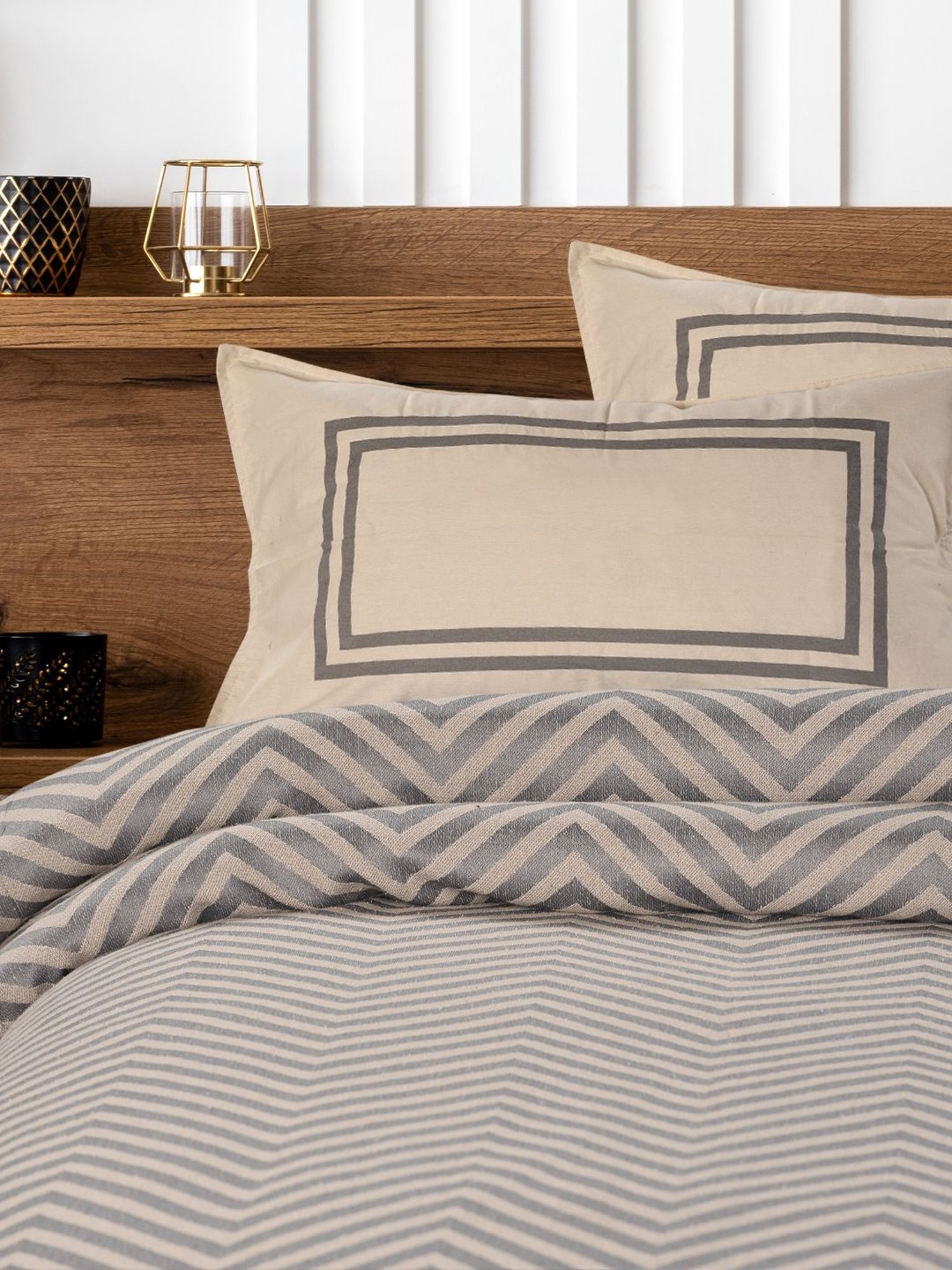 Saral Home Abstract Grey 155 TC Cotton Double Sized Bed Sheet with 2 Pillow Covers