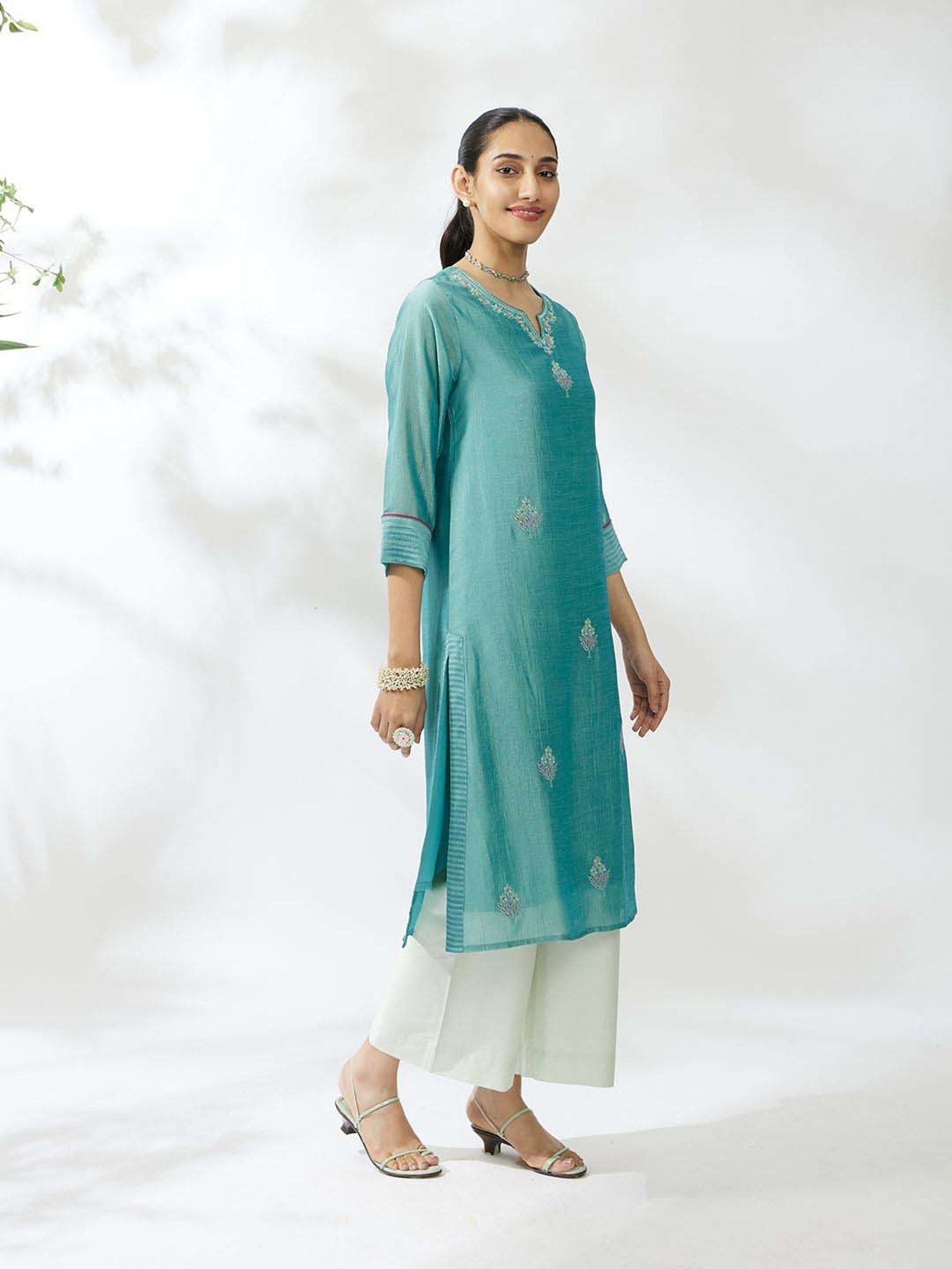 Daali Blue Embroidered Straight Kurta