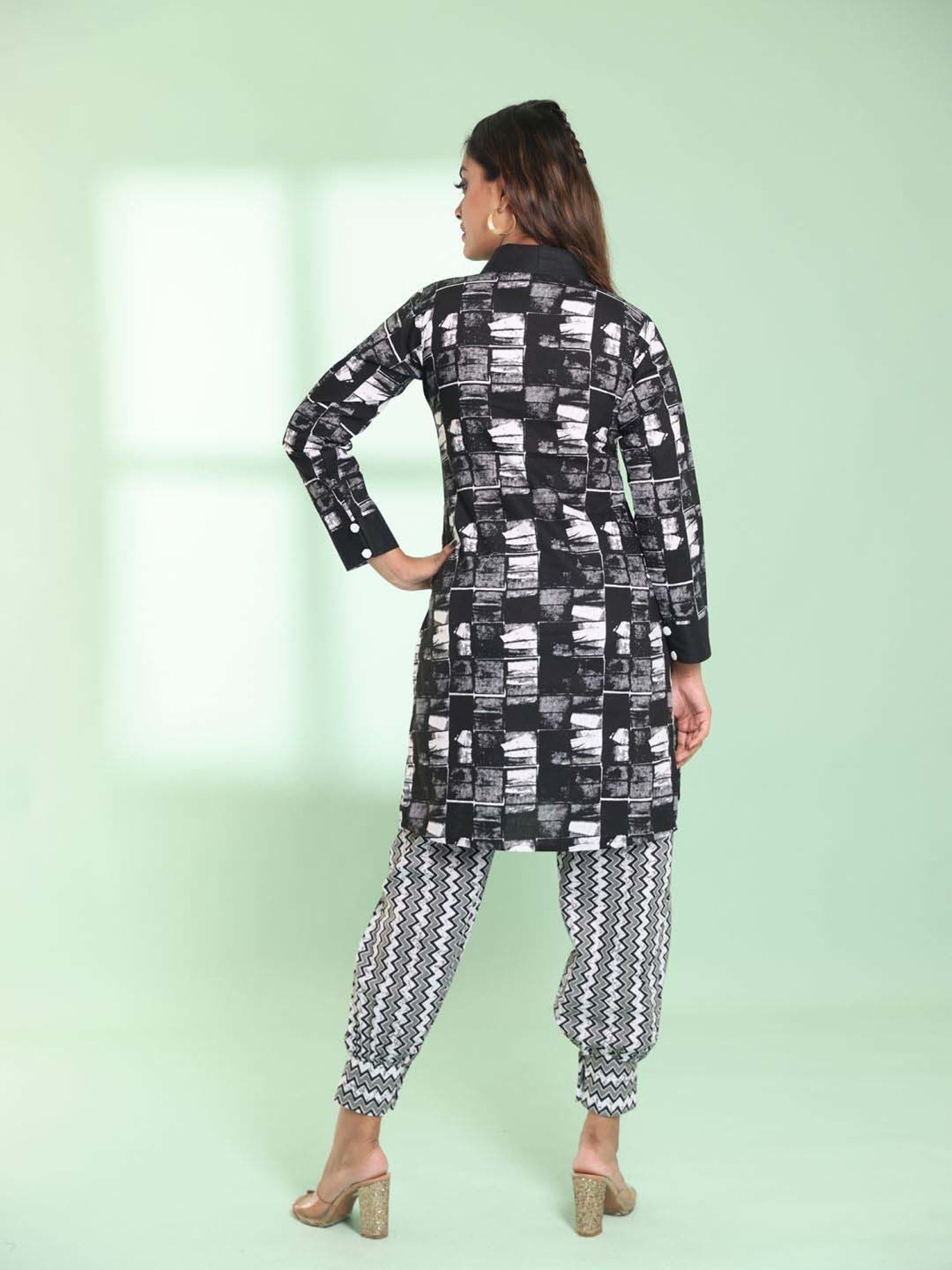 CHARUKRITI Black Cotton Printed Straight Kurti