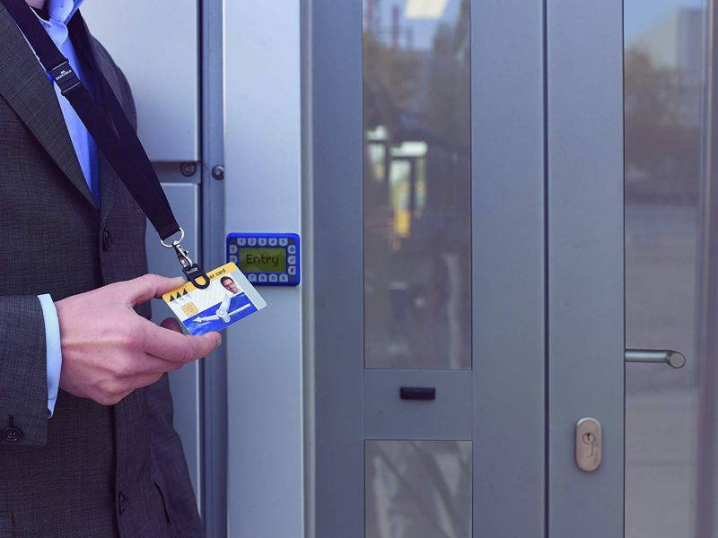 DURABLE Tension Fit ID Gripper with Lanyard, Black, 10-Pack (818701)