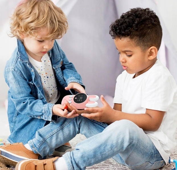 2 wireless cartoon walkie-talkies for children