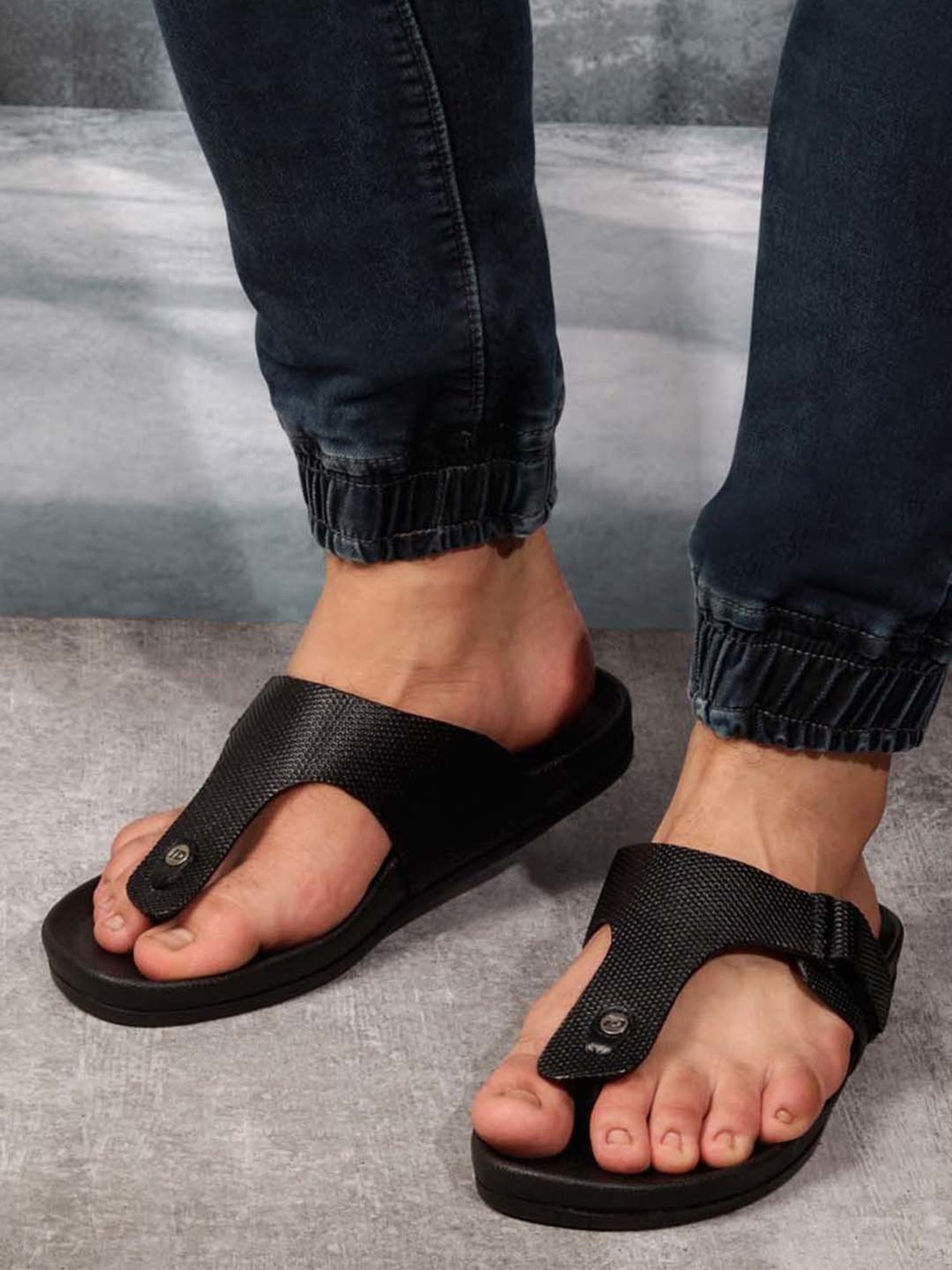 ID Men's Black T-Strap Sandals