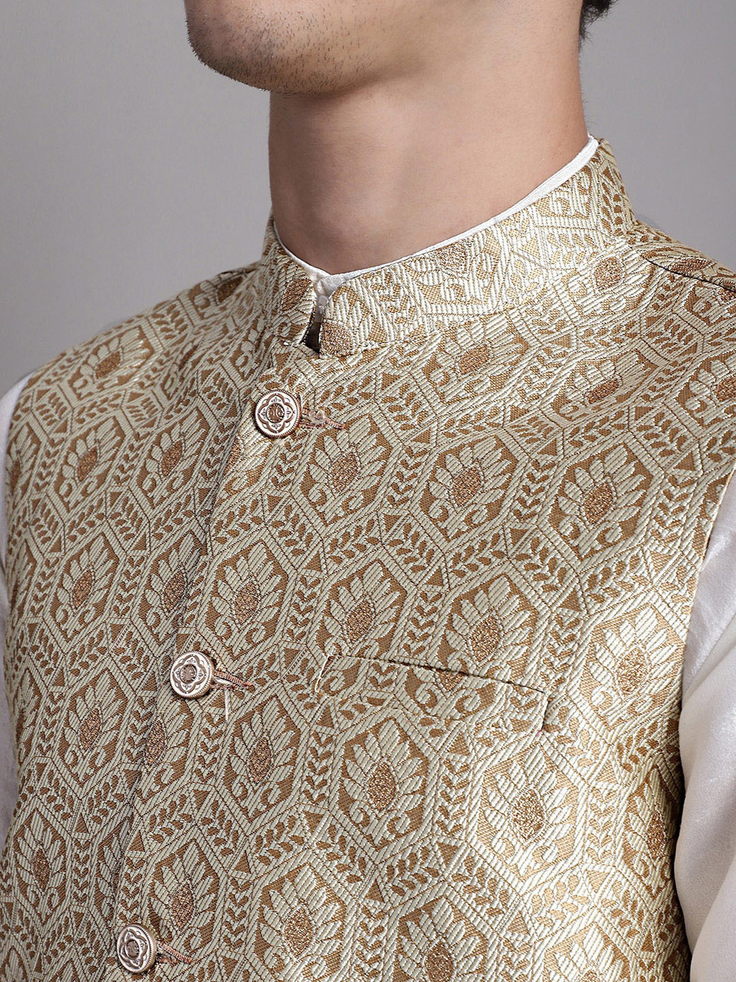 Jompers Cream & White Regular Fit Kurta & Pyjamas With Nehru Jacket