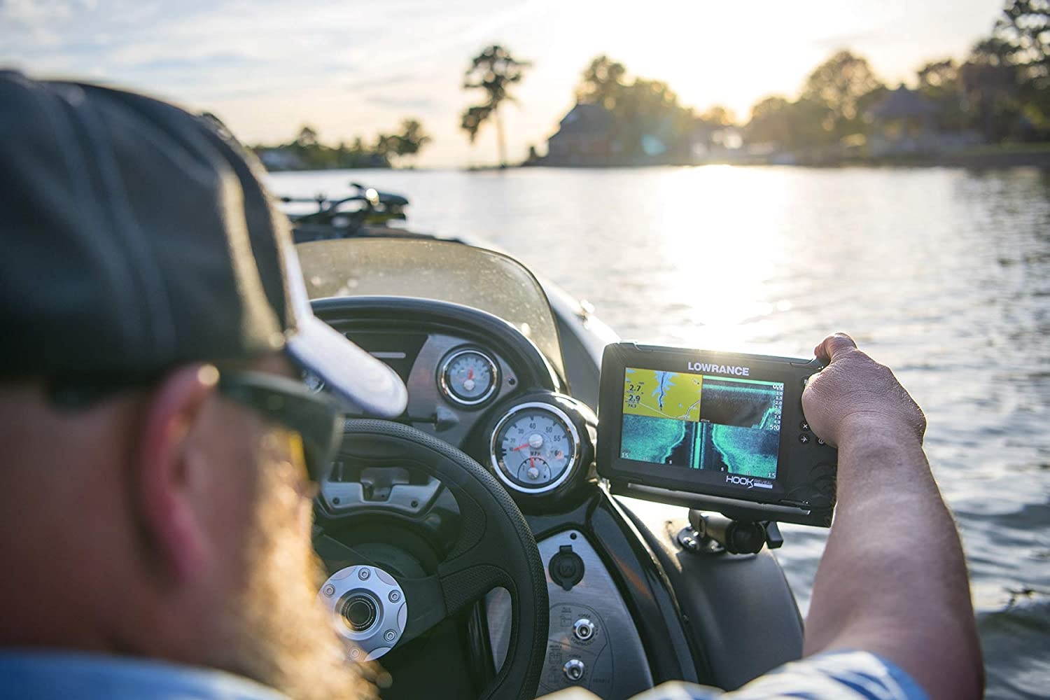 Lowrance HOOK Reveal 7x TripleShot - 7-inch Fish Finder with TripleShot Transducer, GPS Plotter