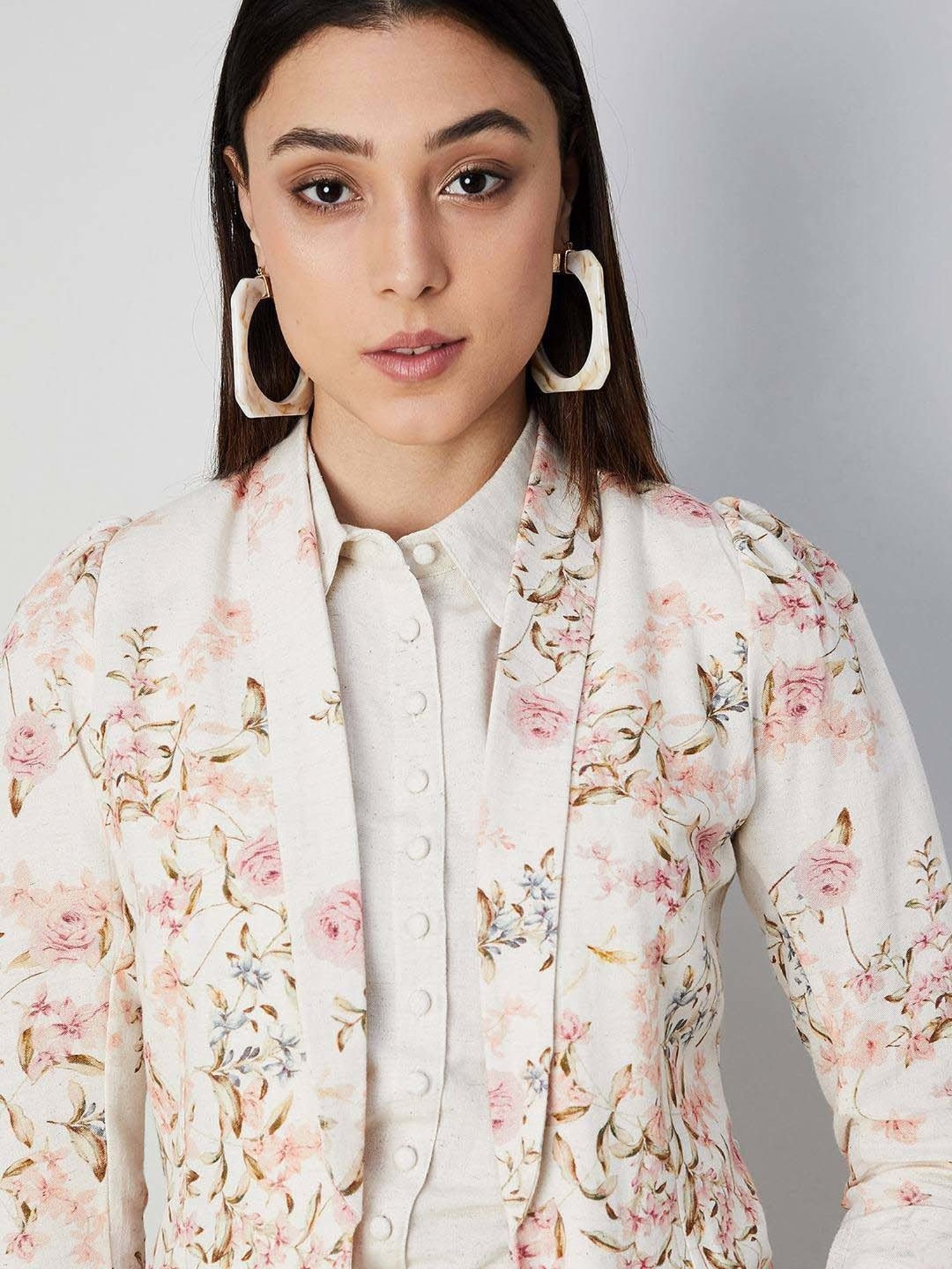 Code by Lifestyle Off-White Printed Shrug