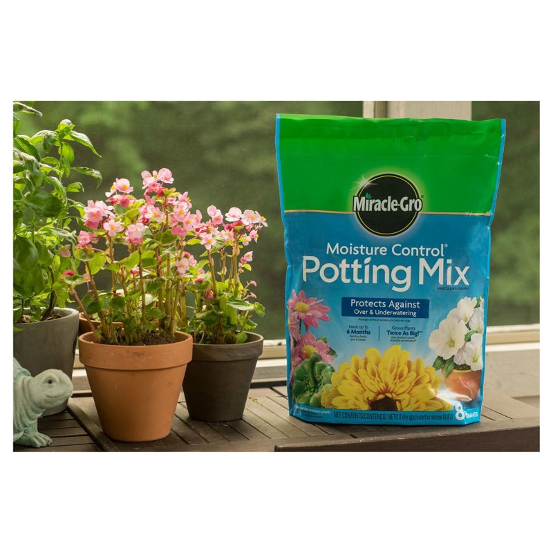 Miracle-Gro Moisture Control Potting Mix 8qt
