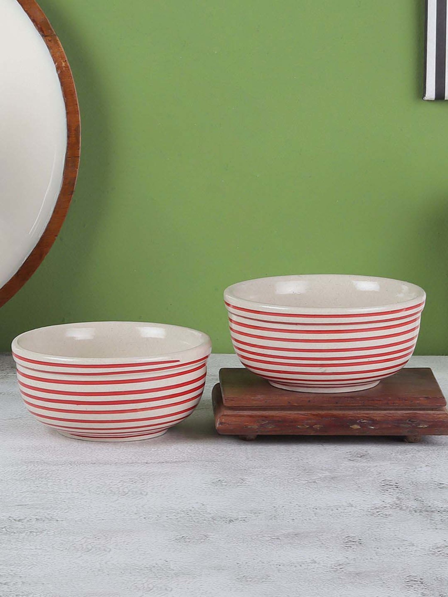 VarEesha Parikrama Red & White Ceramic Large Serving Bowl (0.55 L) - Set of 2