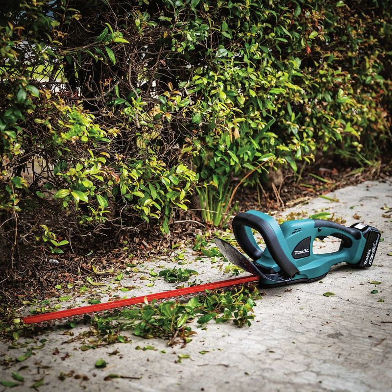 Makita XHU02M1 18V LXT 4.0 Ah Cordless Lithium-Ion 22 in. Hedge Trimmer Kit