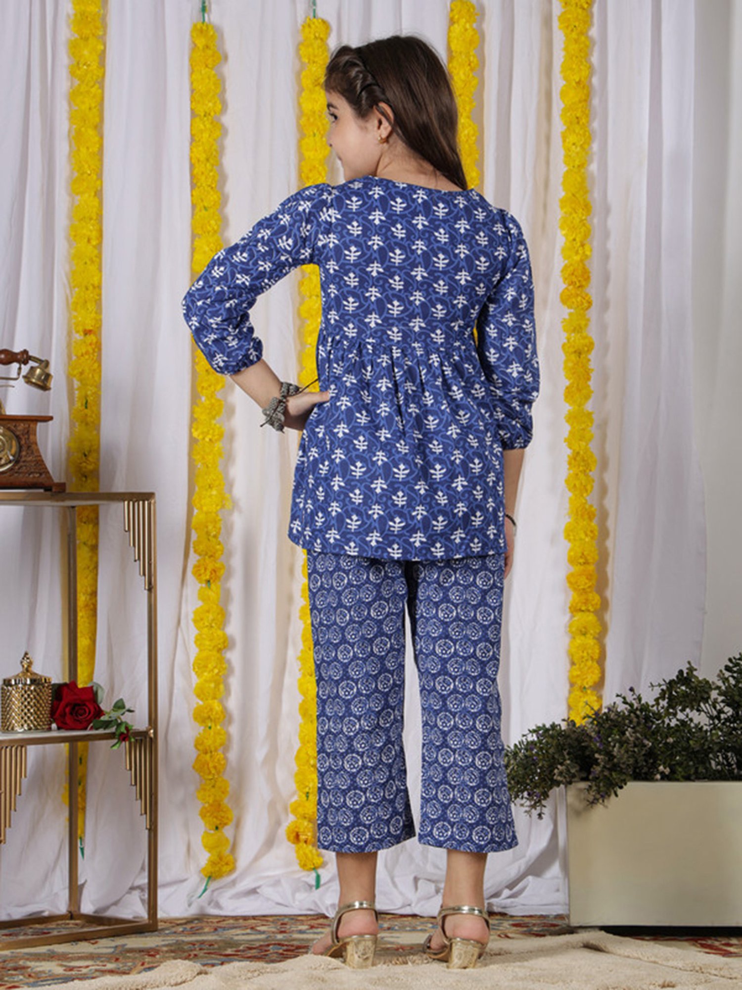 NEUDIS Girls Navy Floral Print Kurta with Trousers