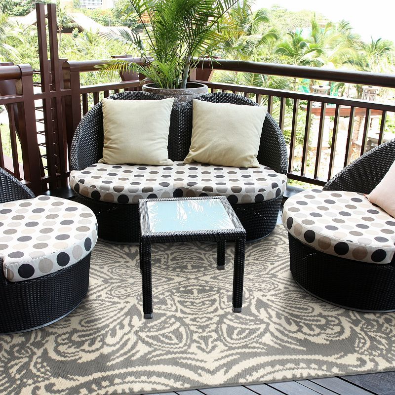 7' x 10' Drawn Medallion Outdoor Rug - Threshold™