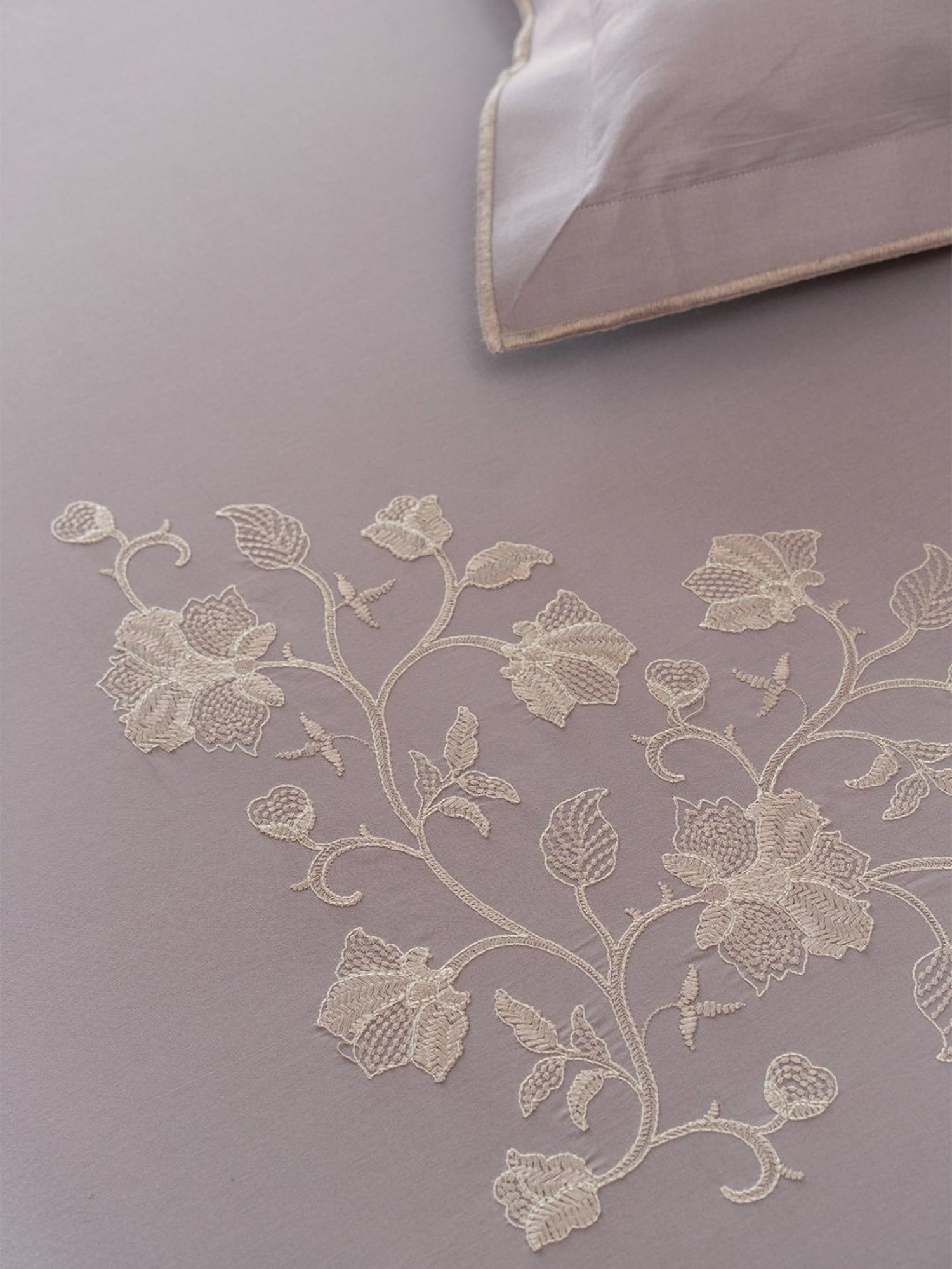 DDECOR Live beautiful Embroidery Dove Purple 180 TC Cotton King Bedsheet with 2 Pillow Covers