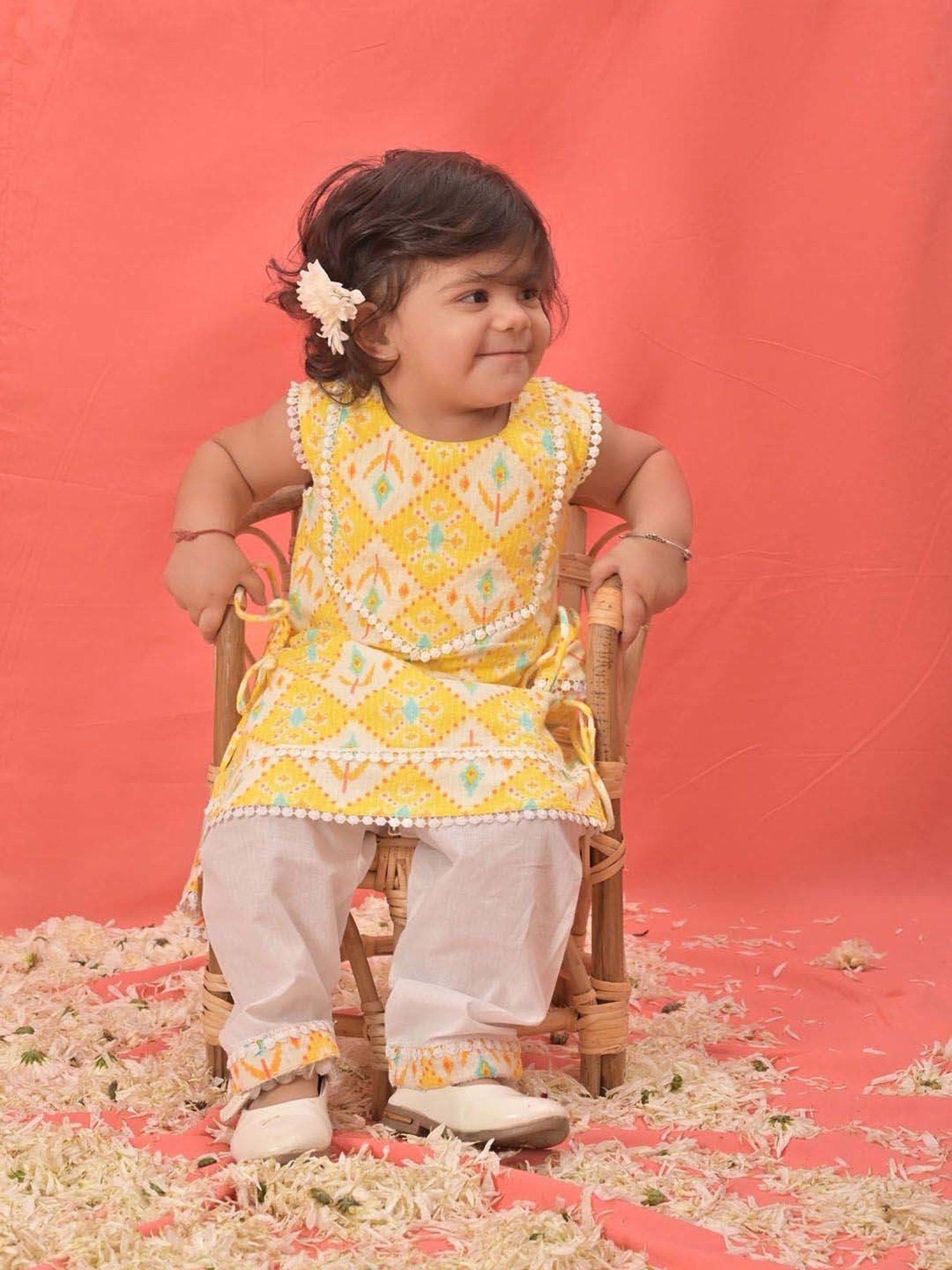 VASTRAMAY Girls Yellow Printed Clothing Sets