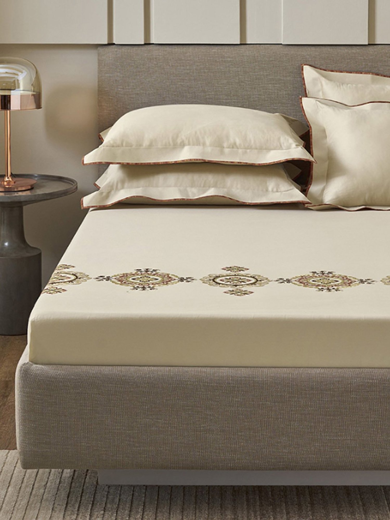 DDECOR Live beautiful Embroidery Parchment Beige 210 TC Cotton King  Bedsheet with 2 Pillow Covers