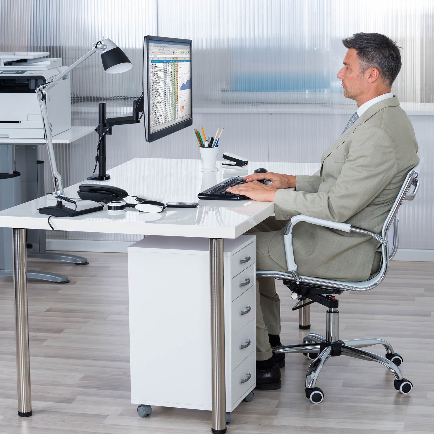 Mount-It! Single Monitor Arm Mount | Full Motion Height Adjustable Gas Spring Arm | Fits 19-32 Inch Screens