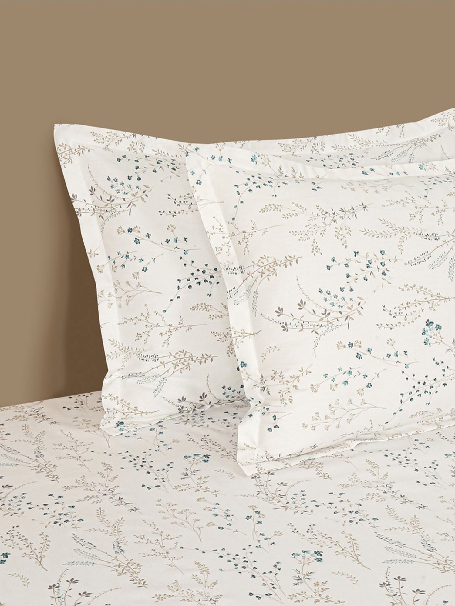 Swayam Dona Floral White & Beige 200 TC Cotton King Bedsheet with 2 Pillow Covers