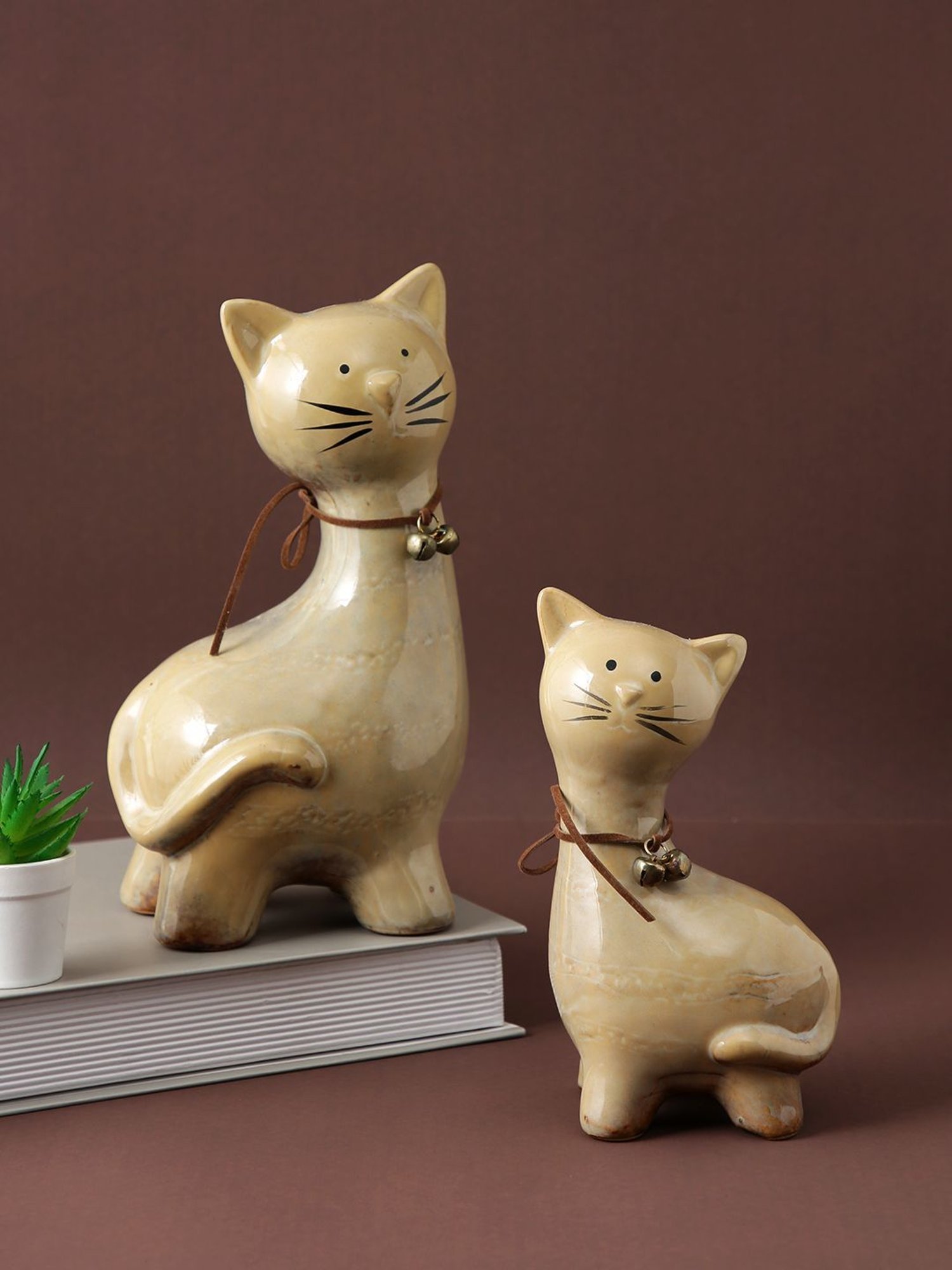 Tayhaa Beige ceramic Pair of Cute Cats with Bell on Neck