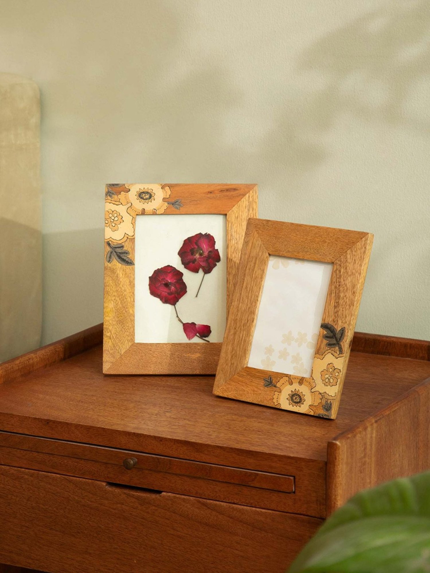 Art Street Gold Engineered Wood Swing Fashion Resin Vintage Photo Frame