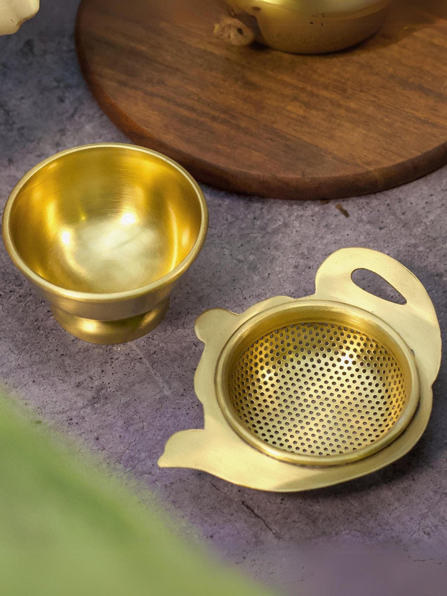 Ambi Kettle Shaped Tea Medium Sized Strainer With Resting Pot