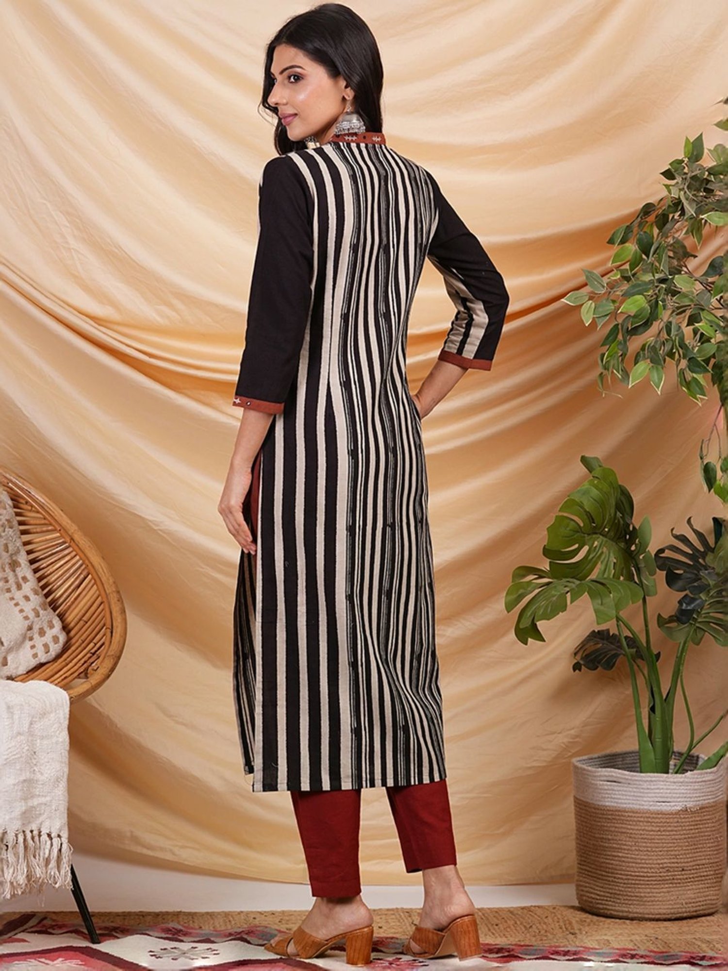 Kami Kubi Black & White Cotton Striped Straight Kurta