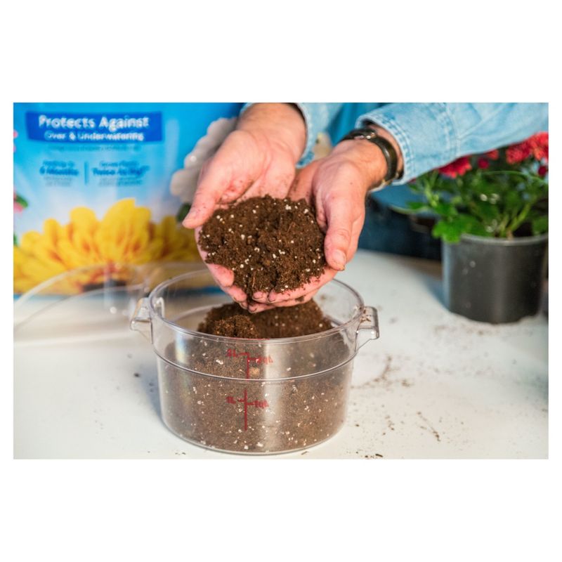 Miracle-Gro Moisture Control Potting Mix 8qt