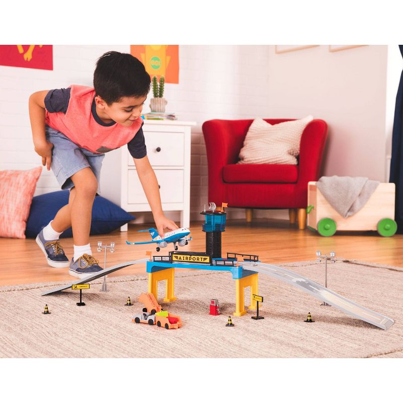 DRIVEN – Airport Playset with Toy Airplane (32pc) – Micro Series