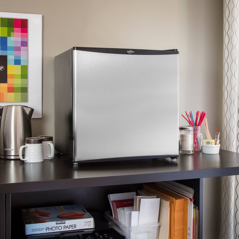 Avanti CF24Q0W 2.5 Cubic Foot Stand Alone Upright Chest Deep Freezer, White