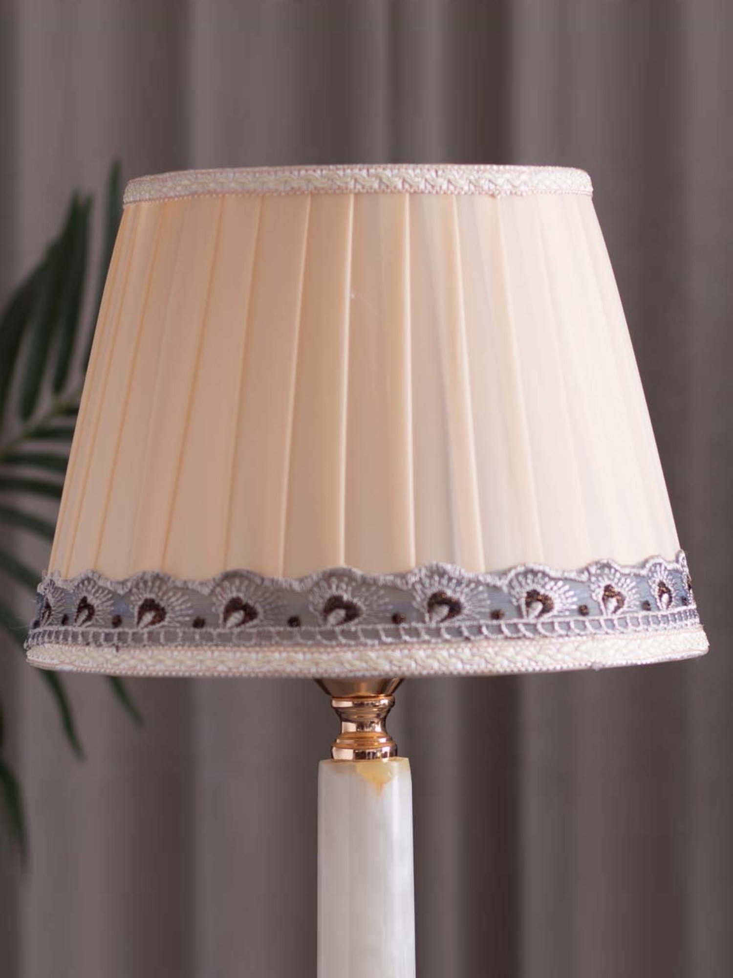 The Decor Kart White Metal Marcia Table Lamp