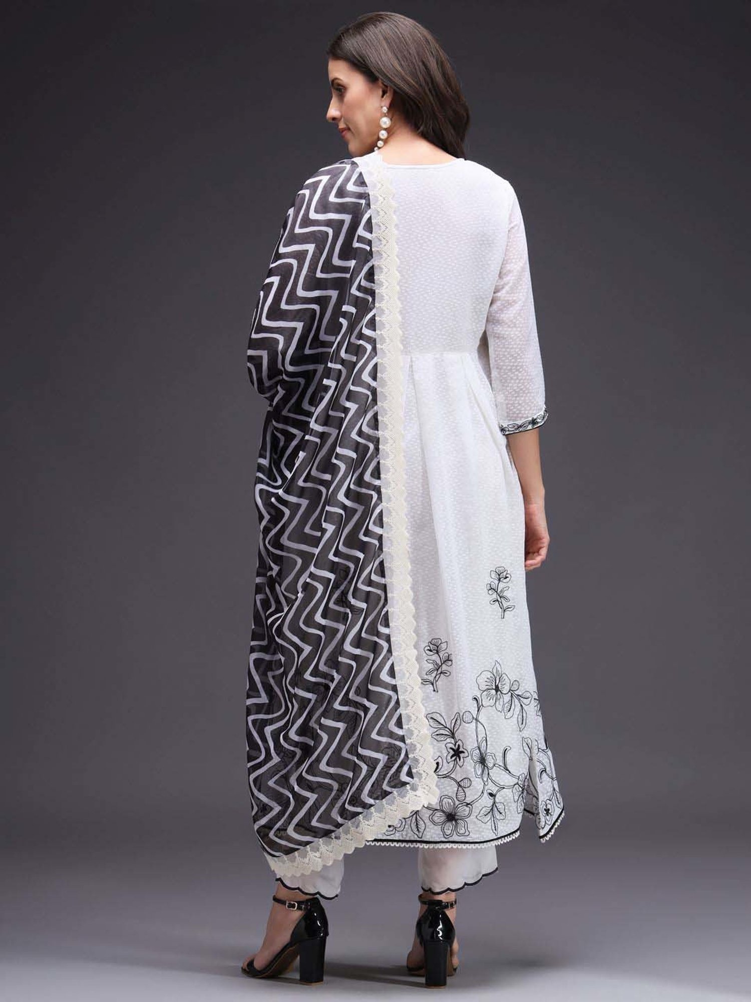 Heeposh White Embroidered Kurta Pant Set With Dupatta