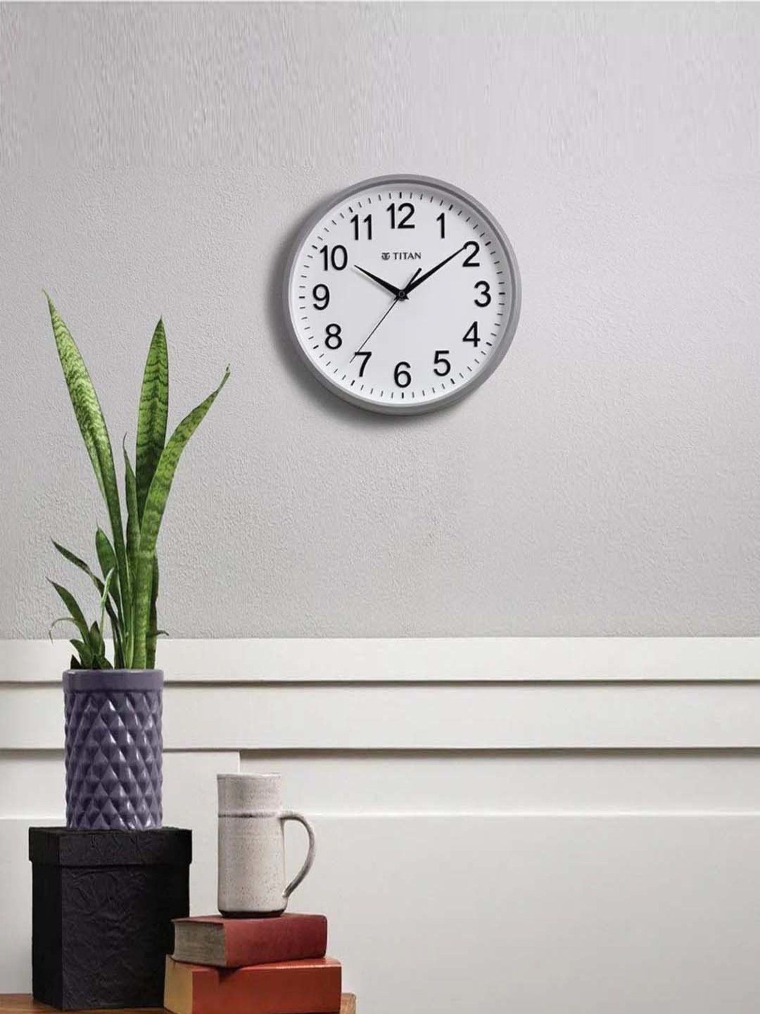 SEIKO classic black plastic wall clock with sweep movement