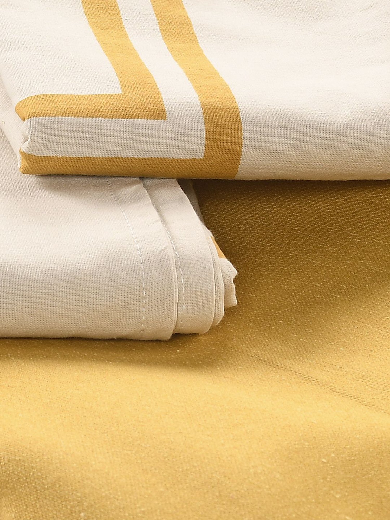 Saral Home Abstract Yellow 155 TC Cotton Double Sized Bed Sheet with 2 Pillow Covers