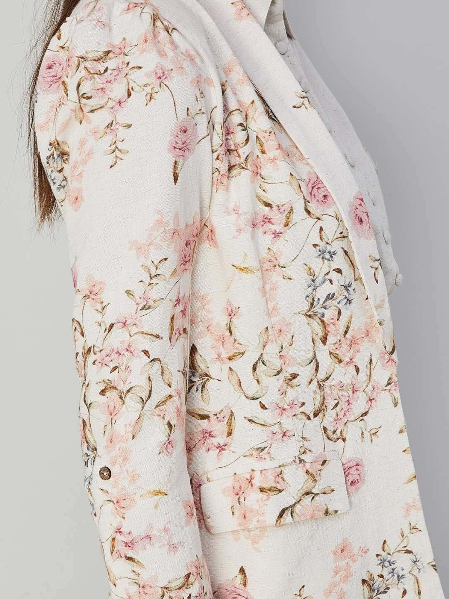 Code by Lifestyle Off-White Printed Shrug