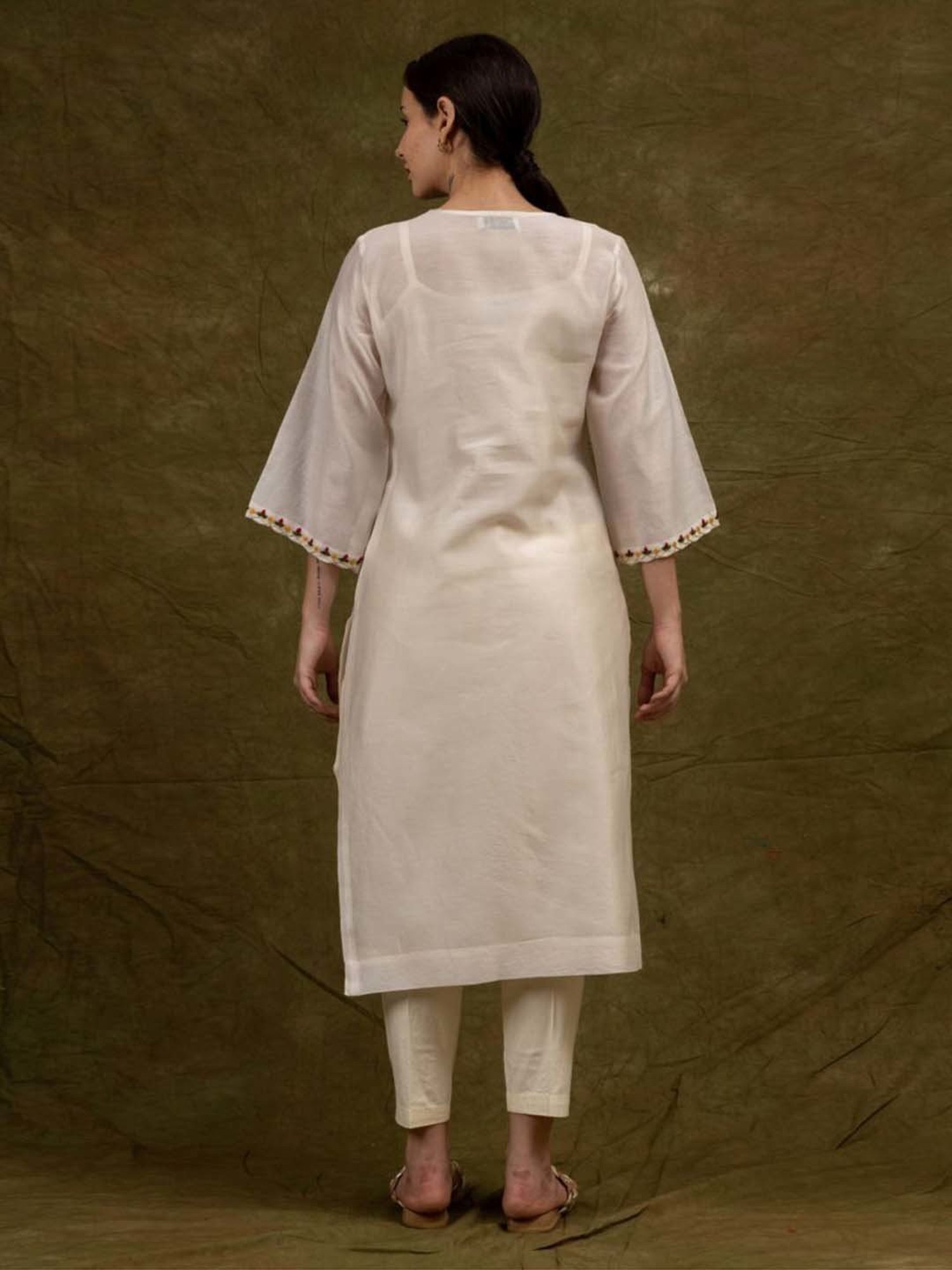 Mushio Off White Tenera Hand Embroiderd Chanderi Silk Kurta With Slip