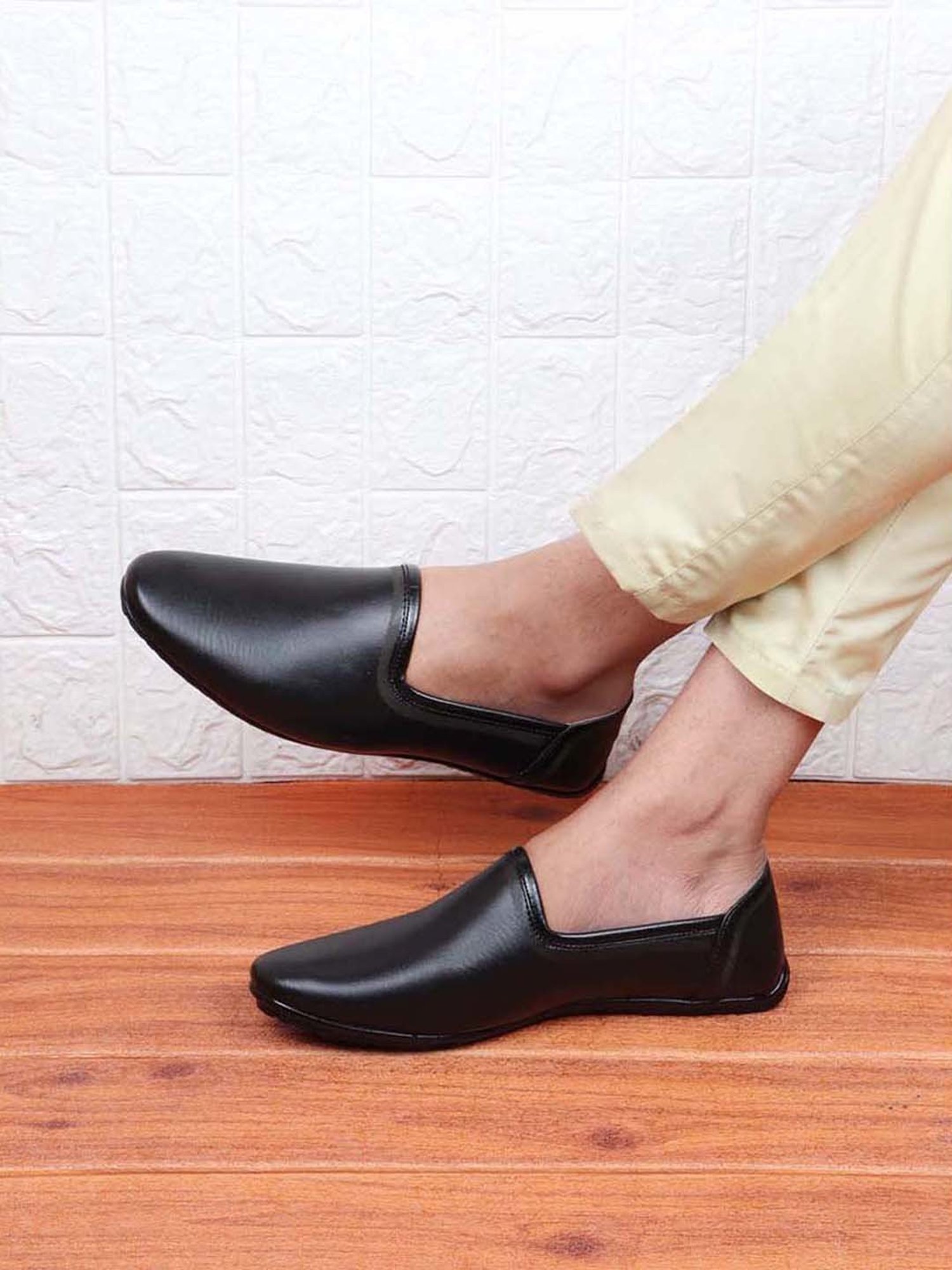 Fausto Men's Black Casual Juttis