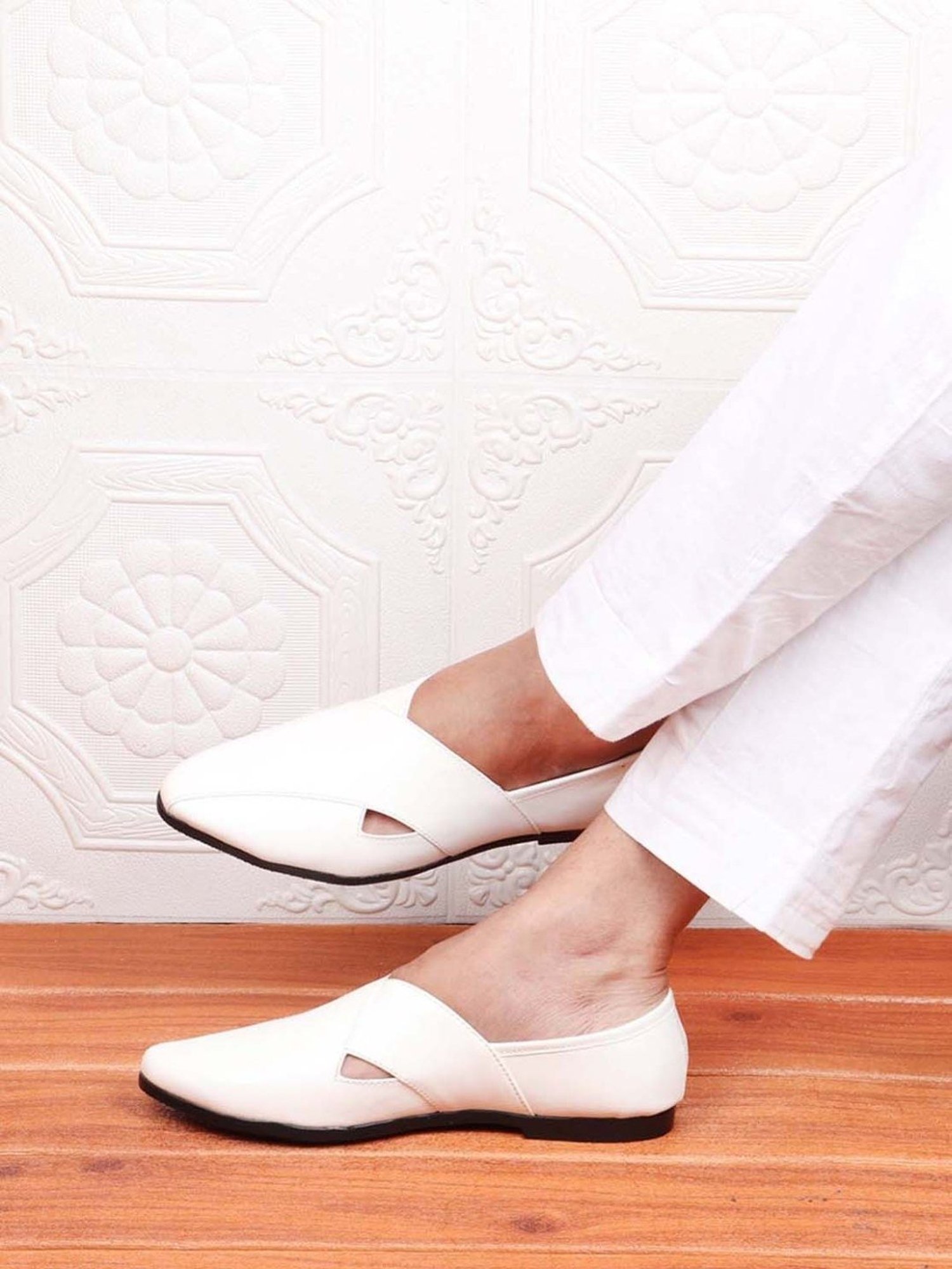 Fausto Men's White Ethnic Juttis