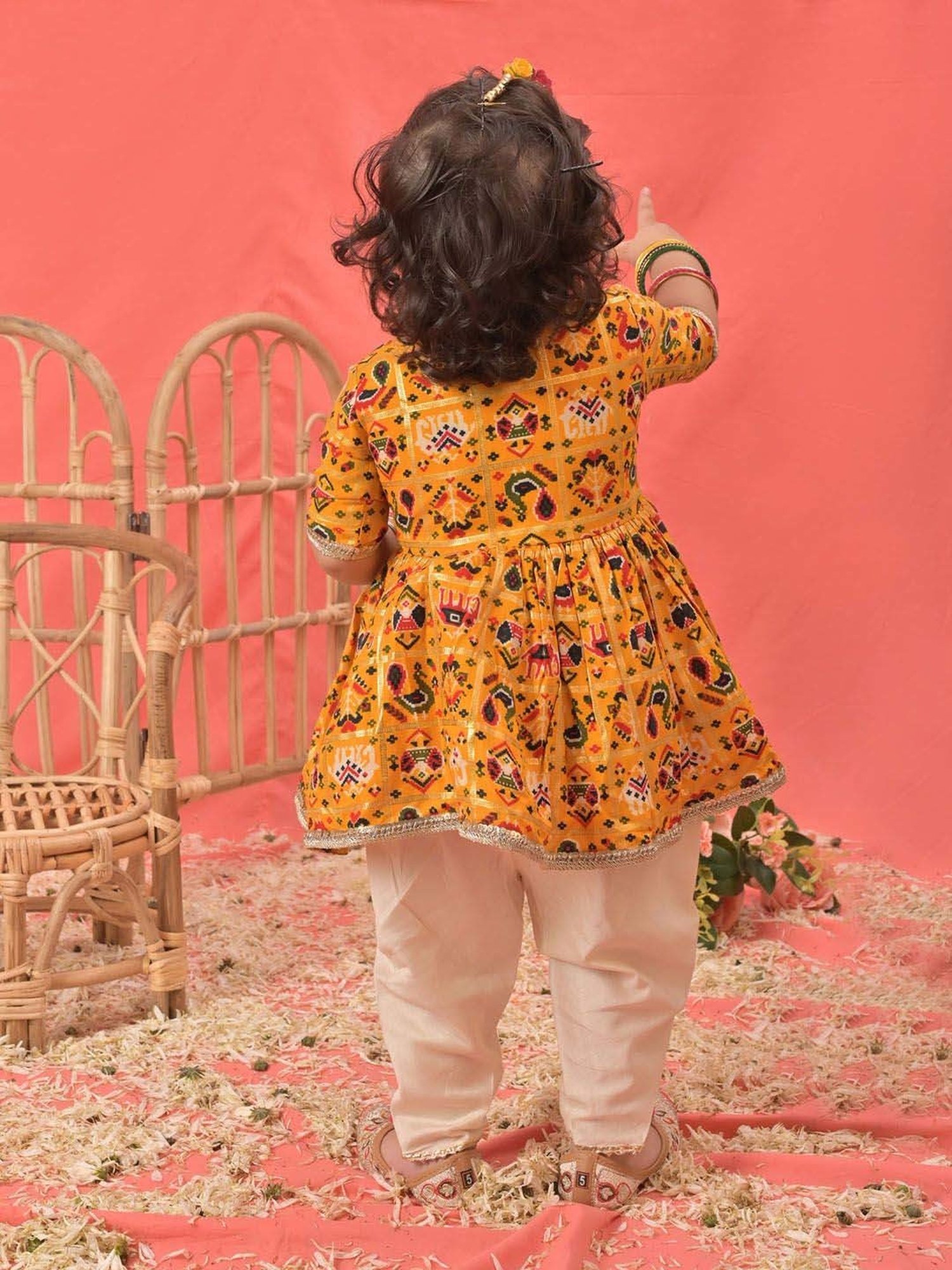 VASTRAMAY Girls Yellow Printed Clothing Sets